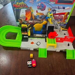TRASH WHEELS JUNKYARD WITH BOX AND 2 EXCLUSIVE CARS!!!!
